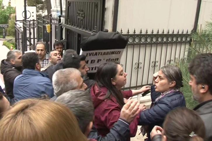 HDP Genel Merkezi önünde gerginlik... Evlat nöbeti tutan aileler siyah çelenk bıraktı