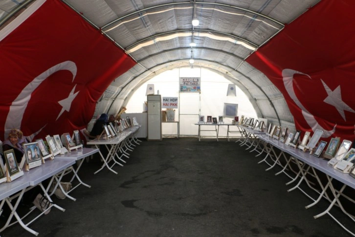 HDP önünde evlat nöbeti tutan anne: 'Oğlumun eline kına yakıp askere göndereceğim'