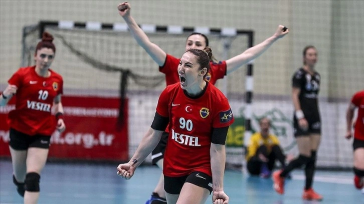 Hentbol kadınlarda Türkiye Kupası'nı kazanan Kastamonu Belediyespor, kupasını aldı