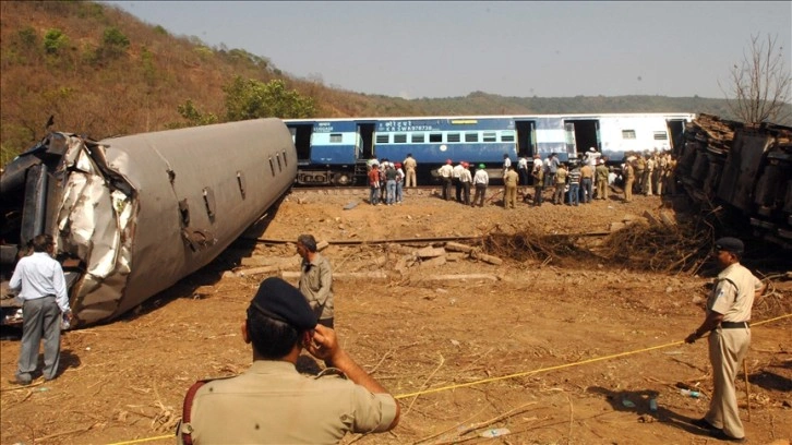 Hindistan'da dün meydana gelen tren kazasında ölü sayısı 171’e yükseldi