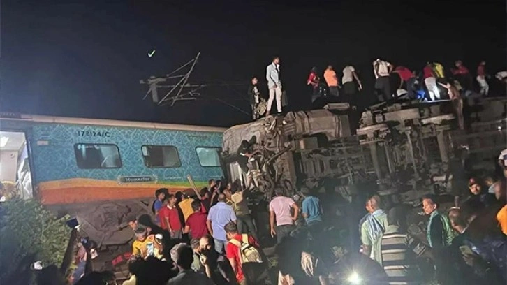 Hindistan'da facia gibi tren kazası: Ölü sayısı yükseliyor