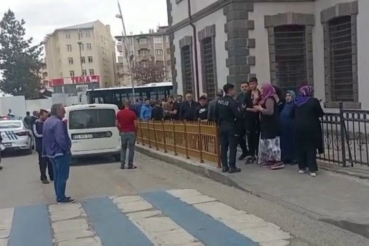 Husumetli iki aile caddede karşılaşınca birbirine girdi