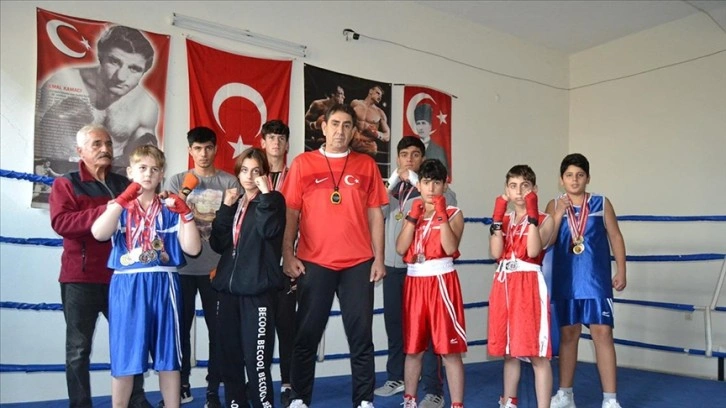 İ&ccedil;inde ukde kalan boksa antren&ouml;r olarak d&ouml;n&uuml;p dezavantajlı &ccedil;ocuklara sporu sevdirdi