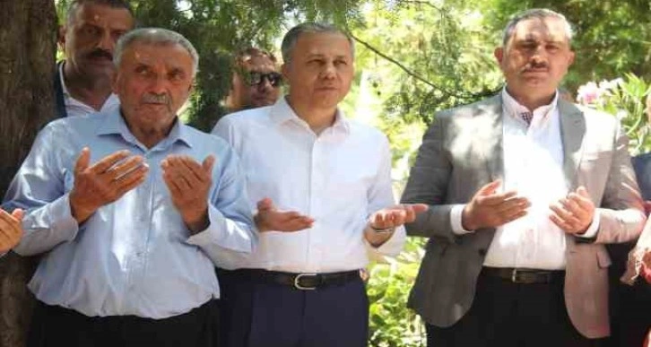 İçişleri Bakanı Ali Yerlikaya İslahiye’de depremzedelerle buluştu