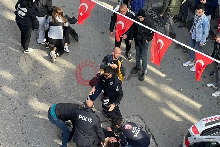 İki genç kız arasında sokakta kavga etti