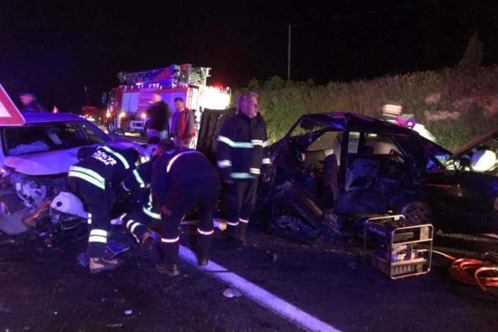 İki otomobil kafa kafaya çarpıştı: Feci kazada 2’si ağır, 3 yaralı