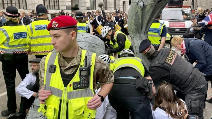 İngiltere'de çevrecilerin geçit törenindeki eylemine polis müdahale etti