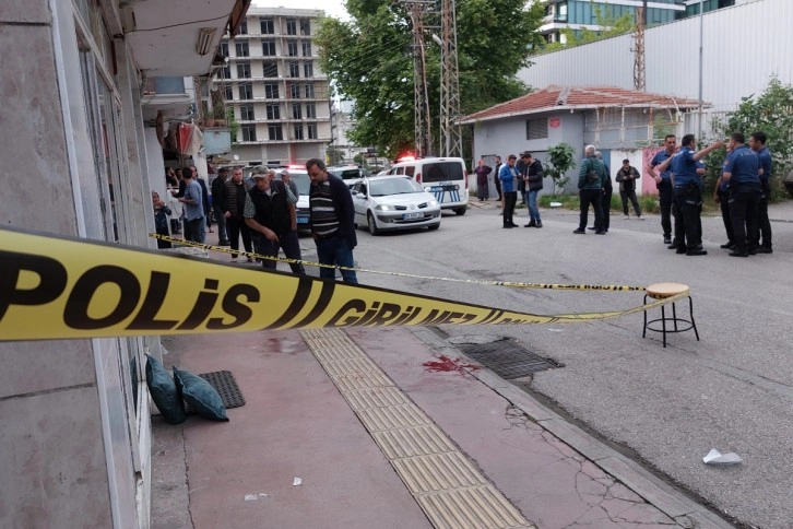 İş yerinin önünde uğradığı silahlı saldırıda ağır yaralandı