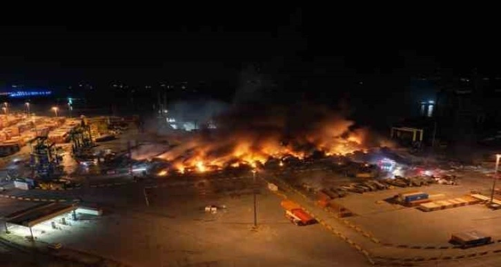 İskenderun Limanı’nda 54 saattir devam eden yangın dron ile havadan görüntülendi