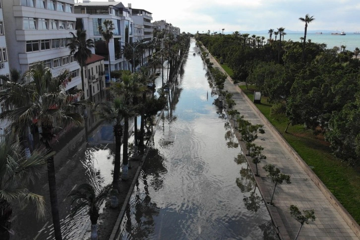 İskenderun'da deniz seviyesi yükseldi, esnaf deniz suyu tahliye ediyor