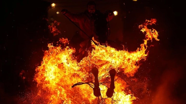 İspanya'daki geleneksel Las Luminarias festivalinde atlar ateş üzerinden atlatıldı