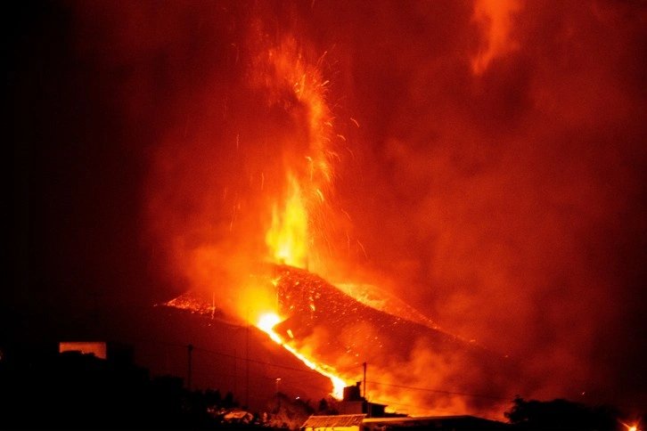 İspanya'daki yanardağda şiddetini arttıran patlamalar lav çıkışını yoğunlaştırdı