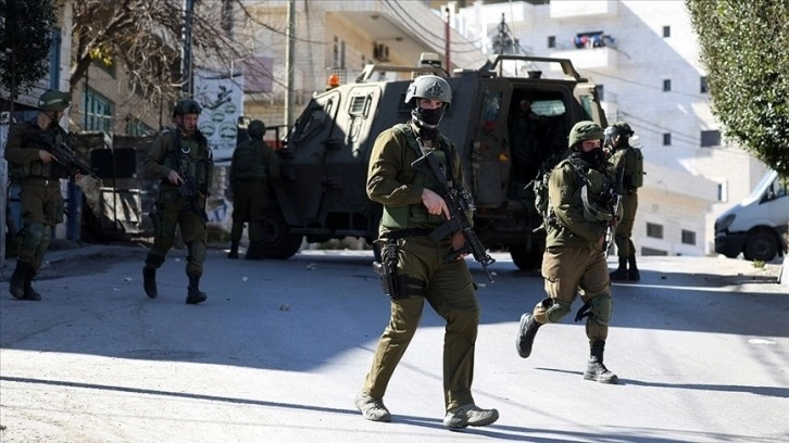 İsrail güçleri biri çocuk 14 Filistinliyi gözaltına aldı