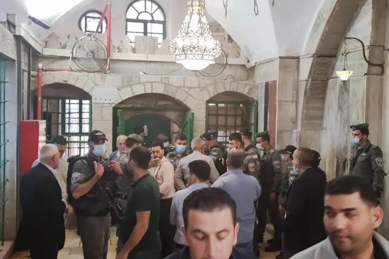 İsrail güçleri Harem-i İbrahim Camii'nde ibadet edenleri zorla dışarı çıkardı