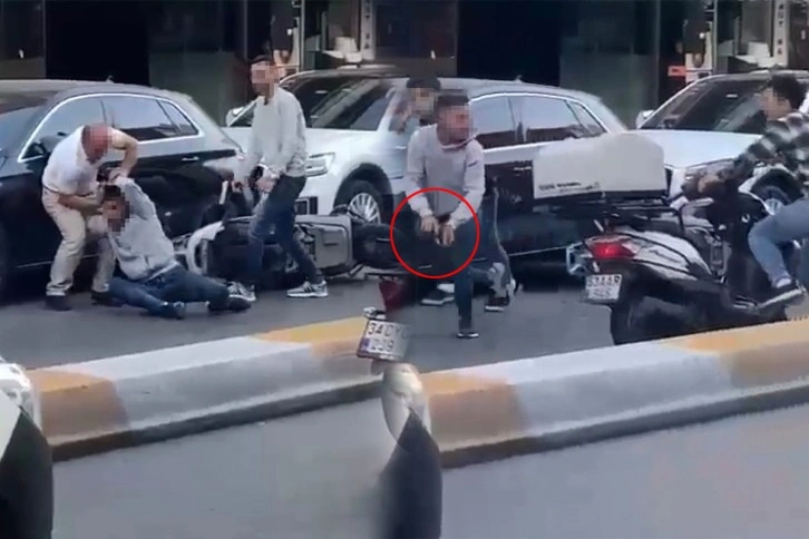 İstanbul’da cadde ortasında silahlı çatışma kamerada: 2 yaralı, 3 gözaltı