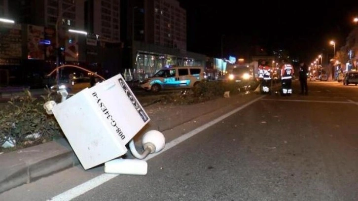 İstanbul'da feci kaza: Önce yayaya sonra da mobese direğine çarptı!