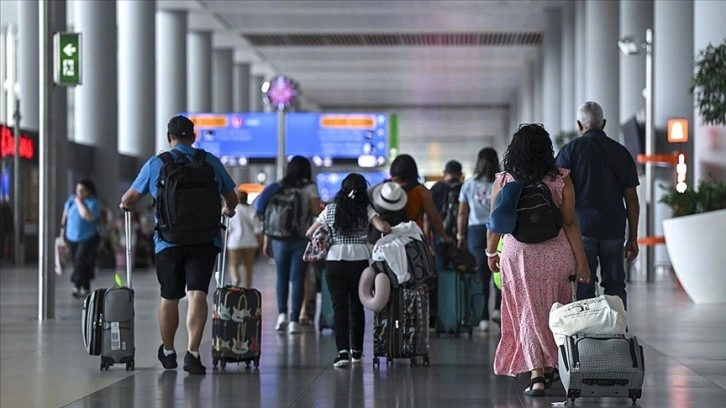 İstanbul'da havalimanı ve otogarda tatil dönüşü yoğunluğu sürüyor