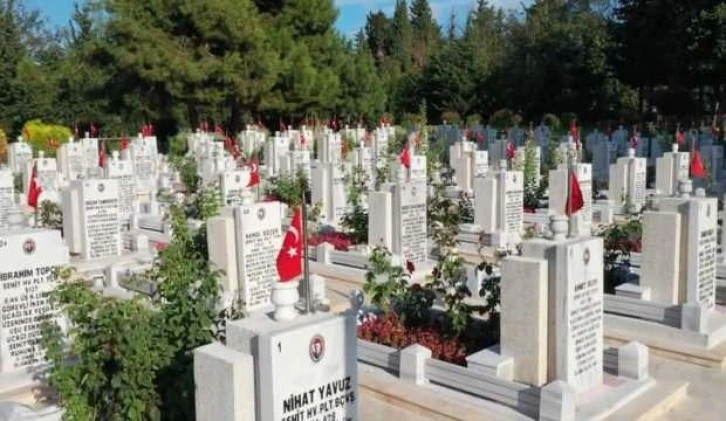 İstanbul’da şehit mezarlarında bakım ve onarım çalışmaları yapıldı