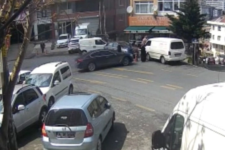 İstanbul'da vatandaşlar minibüsün altında kalan kadın için seferber oldu: O anlar kamerada