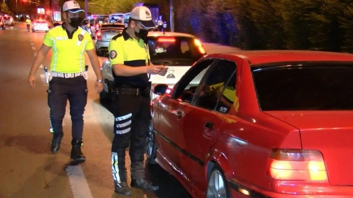 İstanbul'da yayalara yol vermeyen sürücülere ceza kesildi