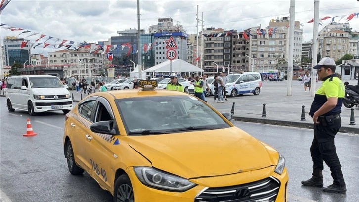İstanbul'da yolcu seçen taksicilerin sivil polisle diyaloğu kamerada