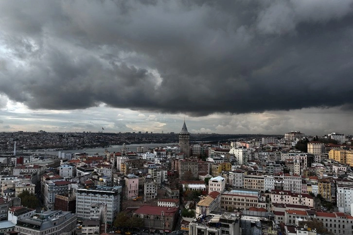 İstanbul’un üzerini yağmur bulutları kapladı