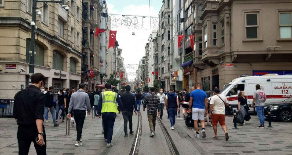 İstiklal Caddesi'nde kısıtlamasız ilk Cumartesi yoğunluğu