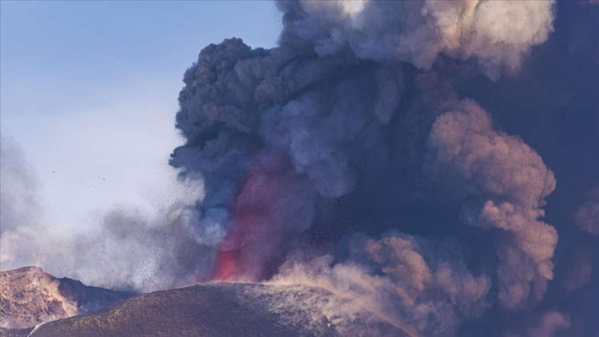 İtalya'da Etna Yanardağı lav püskürtmeye devam ediyor