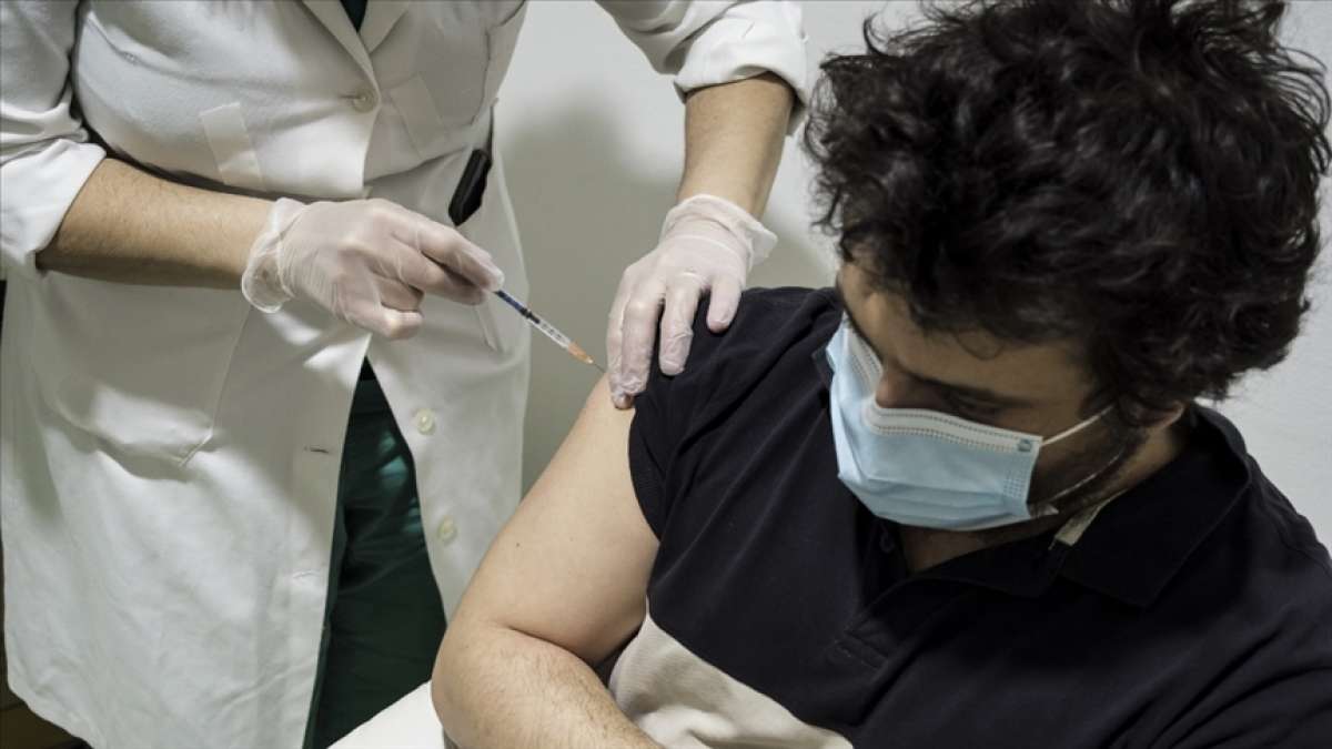 İtalya'da son 24 saatte yaklaşık 600 bin kişiye Kovid-19 aşısı yapıldı