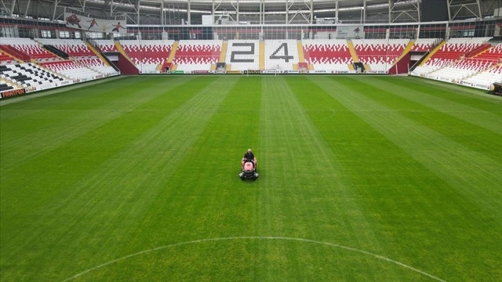 İyi zeminde futbol oynanması için çimleri 32 yıldır maçlara hazırlıyor