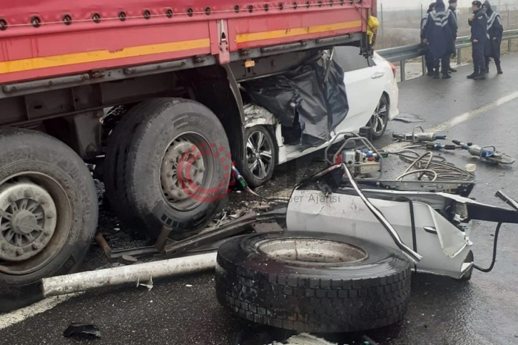 İzmir-İstanbul Otoyolunda feci kaza: 2 ölü 2 yaralı