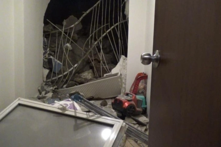İzmir’de faciadan dönüldü: Kopan kaya parçası evin içine düştü