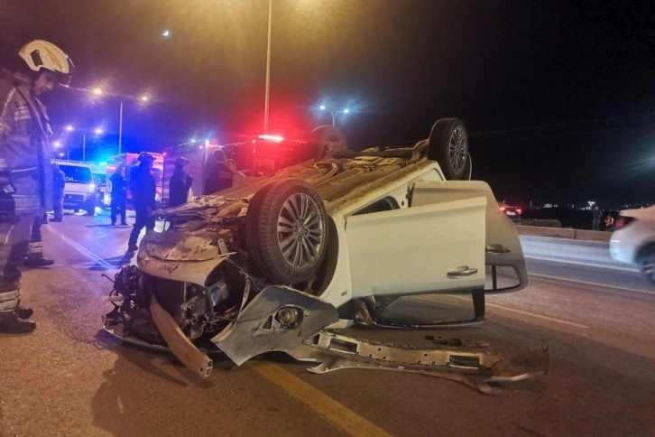 İzmir’de kontrolden çıkan otomobil refüje çarpıp takla attı: 4 yaralı