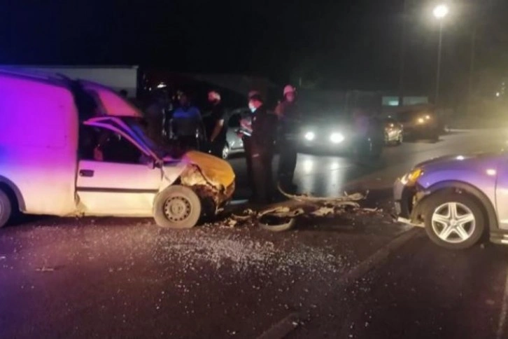 İzmir’de otomobil ile hafif ticari araç çarpıştı: 4 yaralı