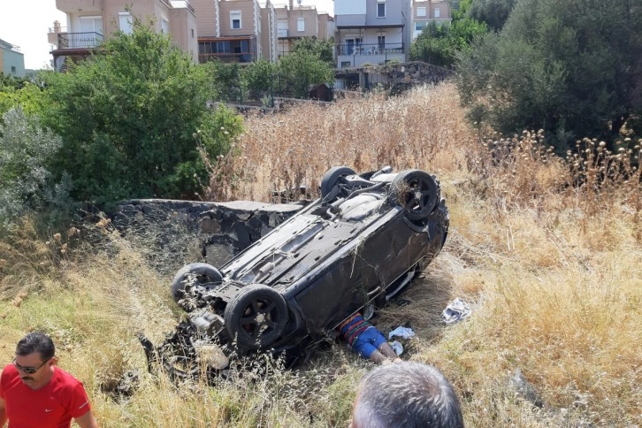 İzmir'de takla atan araçtaki 4 genç ölümden döndü