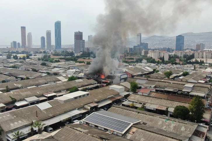 İzmir'deki yangın 4 iş yerine sıçradı