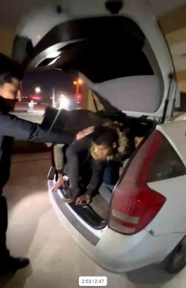 Kaçak göçmenler otomobilin bagajından çıktı