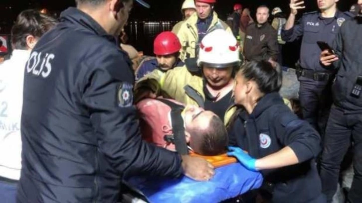 Kadıköy Sahili'nde kayalıklara sıkışan kişi kurtarıldı!