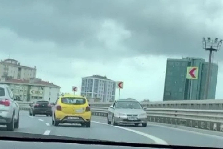 Kadıköy'de E-5’te geri geri giden otomobil şaşkına çevirdi