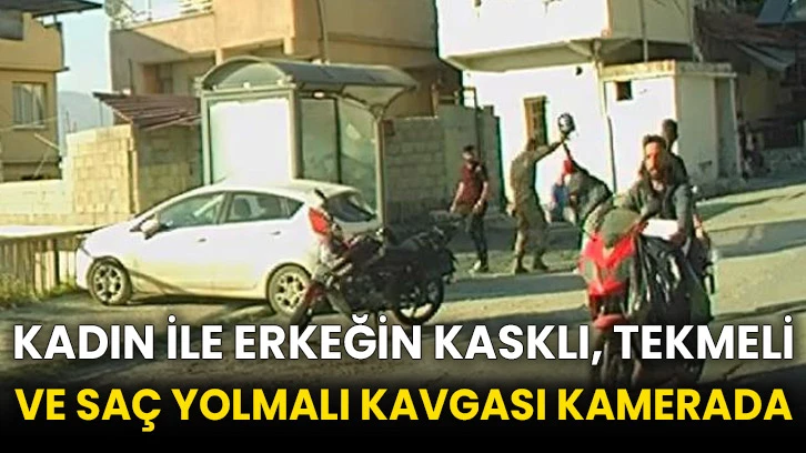 Kadın ile erkeğin kasklı, tekmeli ve saç yolmalı kavgası kamerada