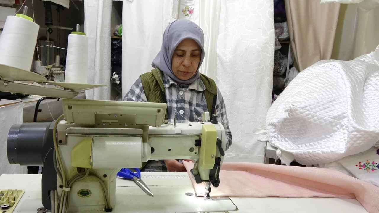 Kadın terzi, veresiye aldığı makinelerle kendi işini kurdu