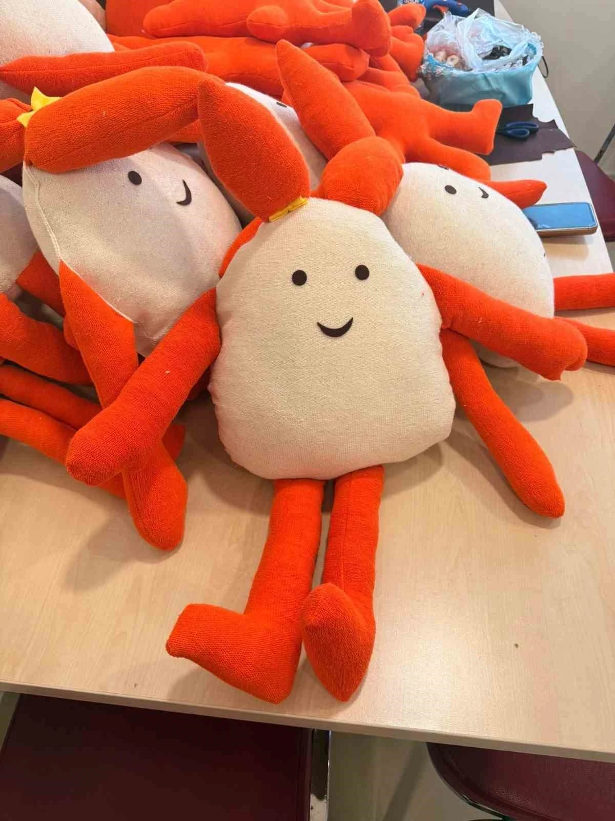 Kadınlar, lösemili çocuklara oyuncak bebek ve elbise dikmek için bir araya geldi