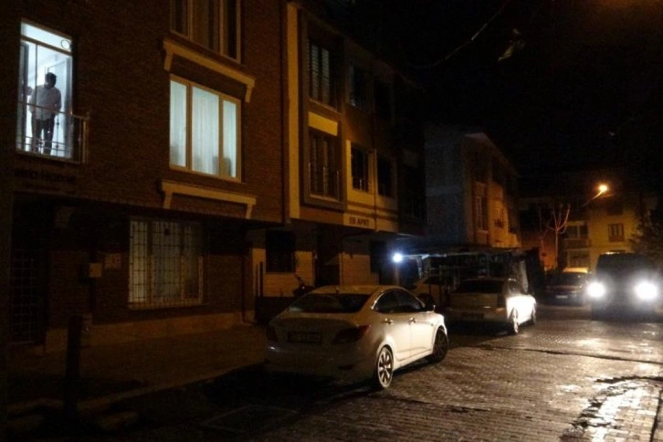 Kadınların saç baş yolduran kavgasında bıçaklanan polis memuru yaralandı