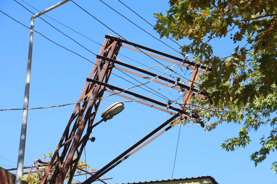 Kahramanmaraş'ta kamyonun çarptığı elektrik direği aylardır eğik halde duruyor