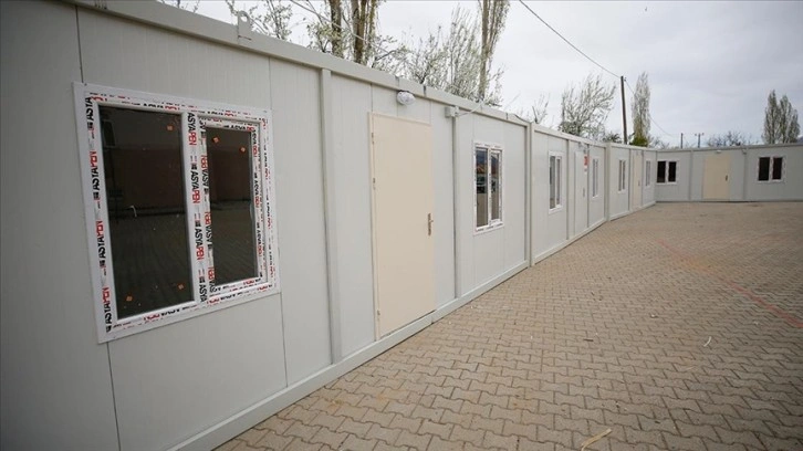 Kahramanmaraşlı depremzedeler için hasarlı okulların bahçesine seçim konteyneri yerleştiriliyor