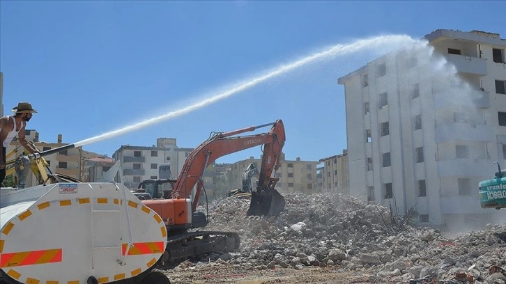Kahramanmaraş'ta ağır hasarlı binaların yıkımı sürüyor