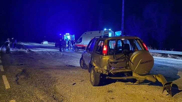 Kahramanmaraş'ta iki otomobilin çarpışması sonucu 7 kişi yaralandı