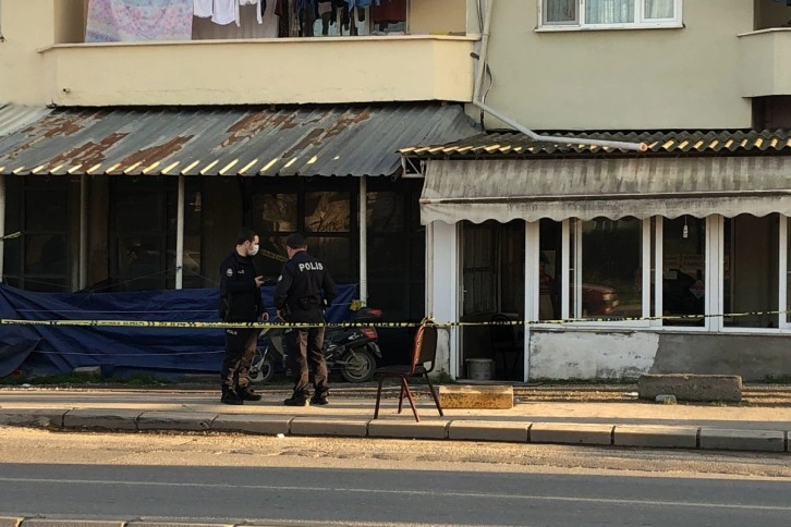 Kahvehane önünde silahlı saldırıya uğradı