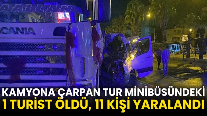 Kamyona çarpan tur minibüsündeki 1 turist öldü, 11 kişi yaralandı