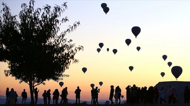 Kapadokya'da balonları izlemek isteyen turistler tepelere akın ediyor